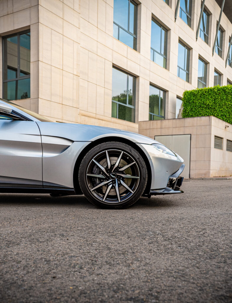Aston Martin Vantage V8