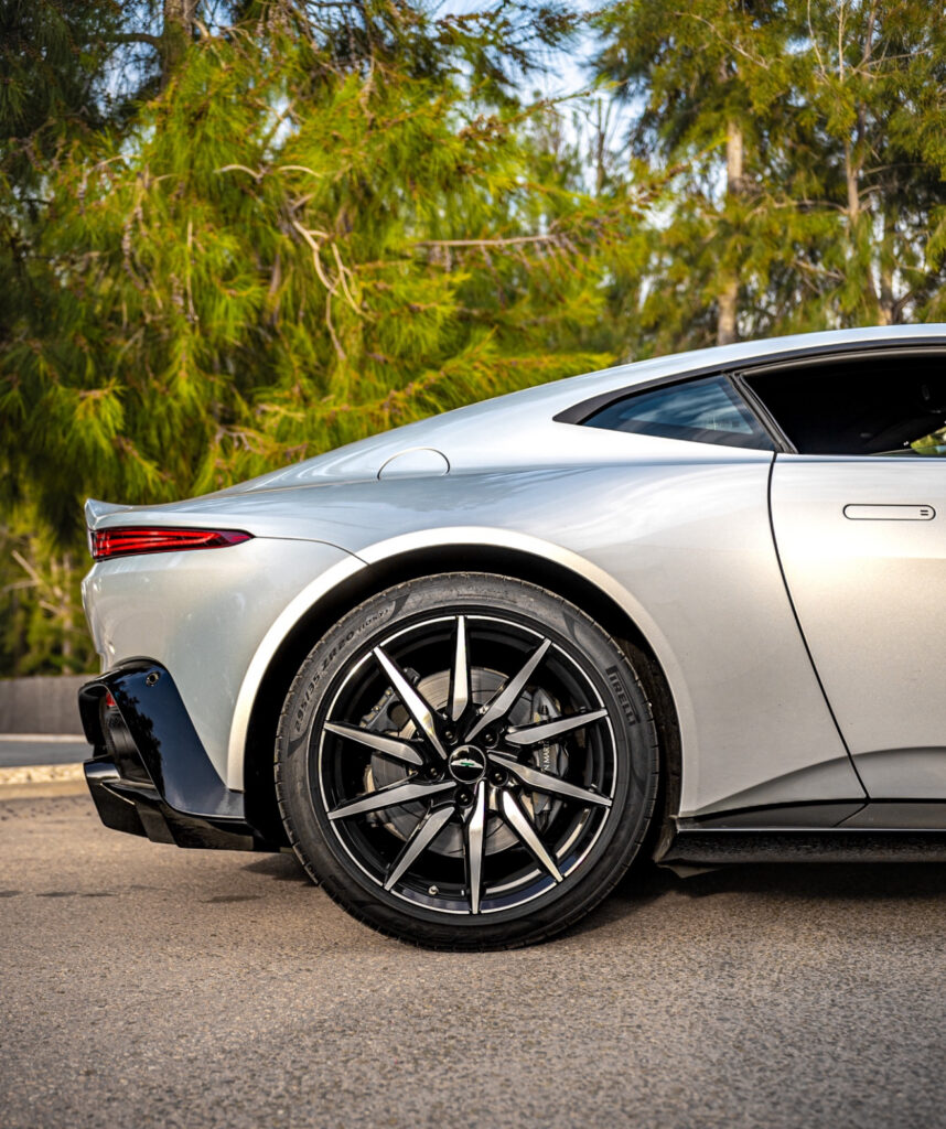 Aston Martin Vantage V8