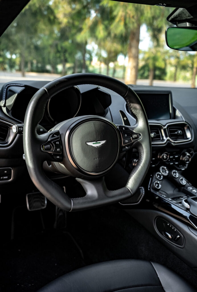 Aston Martin Vantage V8